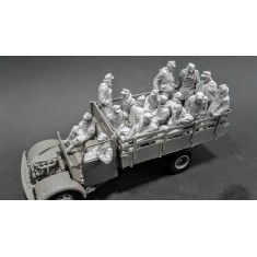 1/35 German Surrendered Soldiers in Truck (16 figures)