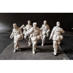 1/35 German Mortar Team Crews Wearing Camo Smocks (5 figures)
