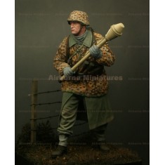 1/24 Waffen SS With Panzerfaust