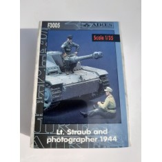 1/35 Lt. Straub And Photographer 1944 (2 Figures)
