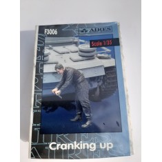 1/35 Cranking Up (1 Figure)