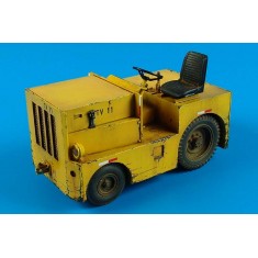 1/32 DMC Logan T-40 USAF Tow Tractor