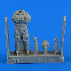 1/48 WWII Soviet Woman Pilot with Parachute (1 Pilot)