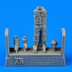 1/72 WWII German Luftwaffe Pilot with Life Jacket (1 Figure)