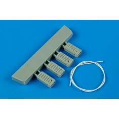 1/48 Universal Navy Wheel Chock with Nylon Rope - Late Production