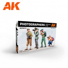 1/35 Photographers (different eras, 4 figures)
