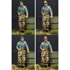 1/35 German Panzer Crew in Summer (1 figure)
