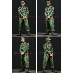 1/35 WSS AFV Crew with Pistol (1 figure)