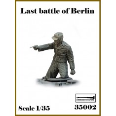 1/35 Last Battle of Berlin - WWII German Panzer Crewman