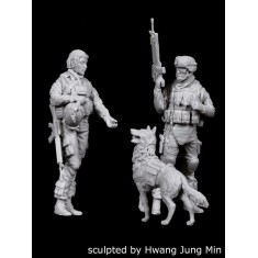 1/35 US Woman + Man Soldiers with Military Dog (2 Figures and 1 Dog)