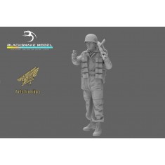 1/48 WWII German Fallschirmjager Smoking Soldier Figure