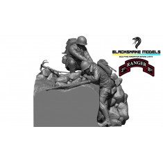 1/72 WWII US Rangers Climbing Pointe du Hoc Cliffs (2 Figures)