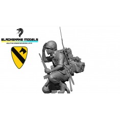 1/35 Vietnam US 7th Cavalry Kneeling Radio Operator Figure