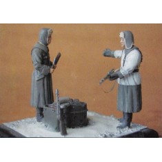 1/35 German Infantry Overcoat (2 Figures)