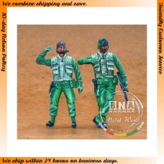 1/35 US Helicopter Pilots Standing - Vietnam (2 Figures)