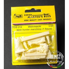 1/35 Wehrmacht Tank Hunter Marching (1 resin figure)