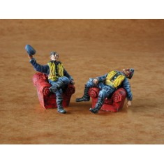 1/48 WWII German Pilots At Rest (2 Figures)