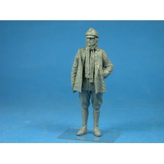 1/32 German Airman Standing Figure