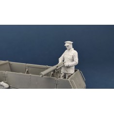 1/35 Canadian Motor MG Brigade Crewman Checking MG