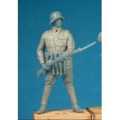 1/35 German Freikorps Soldier with Rifle