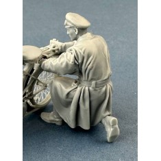 1/35 British Dispatch Rider Checking Motorcycle