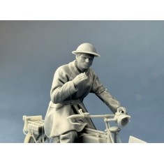 1/35 British Dispatch Rider On A Short Break