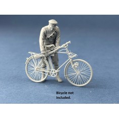 1/35 British Army Cyclist Securing His Rifle