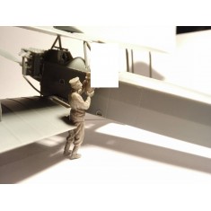 1/48 German Aerodrome Personnel Bomb Loading Standing Figure
