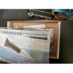 1/35 DF-17 Hypersonic Ballistic Missile (box damaged)