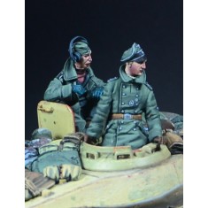 1/35 German Tiger II Crews (2 figures)