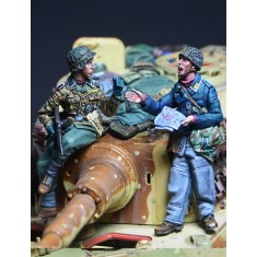 1/35 German Soldiers Talking (2 figures)