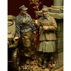 1/35 Waffen SS Soldiers at Rest, Ardennes 1944 (2 figures)