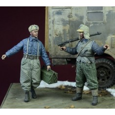 1/35 WWII Luftwaffe Ground Crew in Winter 1942-1945 (2 Figures)