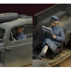 1/35 WWII British WAAF Girl Reading a Newspaper