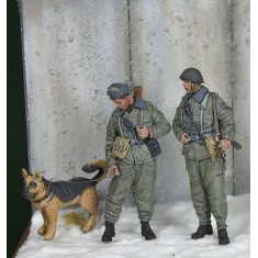 1/35 East German Border Troopers with Dog Winter 1970-80's