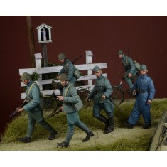 1/35 WWII Dutch Army set for Queen and Country (6 figures and 2 bikes)