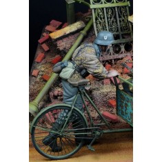 1/35 Waffen SS Soldier Pushing #3 1942-45