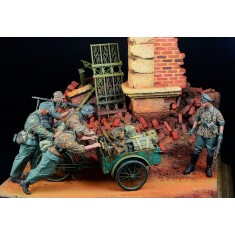 1/35 ''Schneller Schneller!'' WSS Soldiers with Cycle Rickshaw