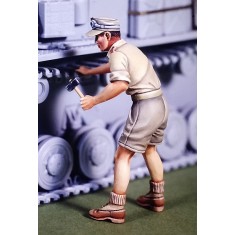 1/35 WWII DAK Panzer Mechanic