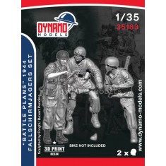 1/35 Fallschirmjagers Checking the Map - Normandy 1944