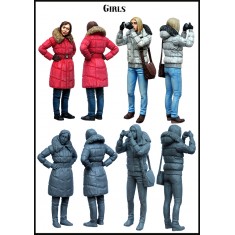 1/35 Civilian Girls / Travellers Holding a Camera (2 figures)