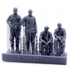 1/35 German Self-Propelled Gun Crew at Rest
