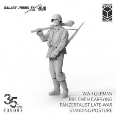 1/35 WWII German Rifleman Carrying Panzerfaust Late War Standing Pose