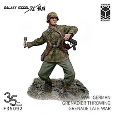 1/35 WWII German Grenadier Throwing Grenade Late War