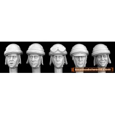 1/35 5x Heads with WWII Italian AFV Helmets