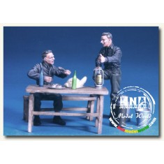 1/35 WWII German Soldiers at Table set (2 figures)