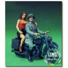1/35 "Comrade, Mon Amour II" German Soldier with Girl (2 Figures)