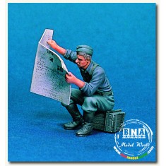 1/35 WWII German Soldier "Reading Newspaper" (1 Figure)