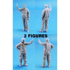1/48 WWII US Bomber Pilot & Crew on the Ground (2 figures)