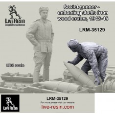 1/35 Soviet Gunner - Unloading Shells From Wood Crates